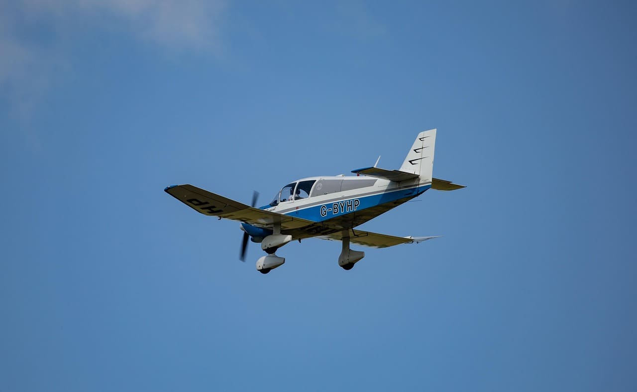 small-plane-flying-5248636_1280